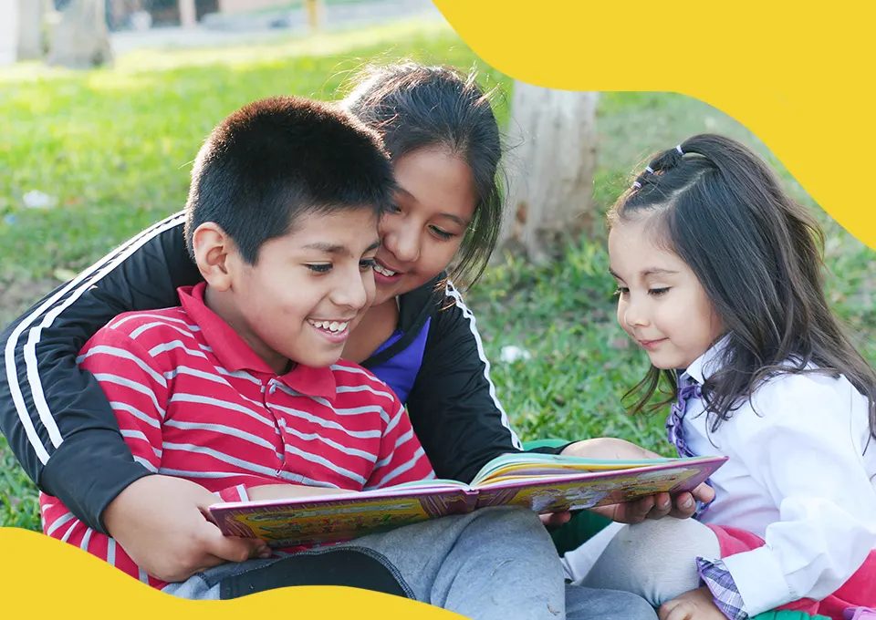 Niños viendo leyendas peruanas