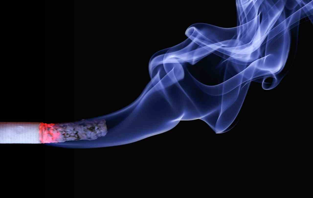 鄰居抽菸可以報警嗎