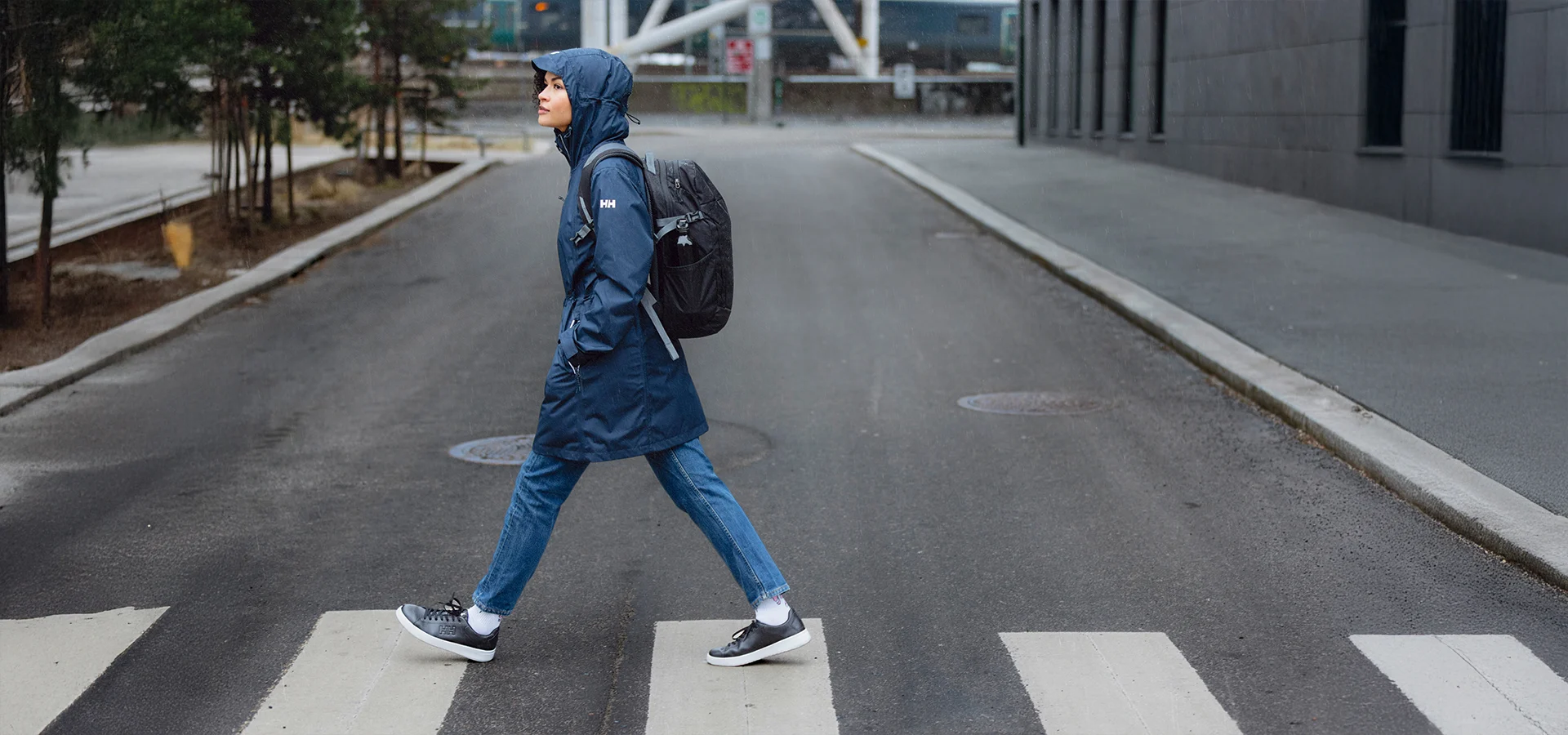 Topbillede - outdoor - helly hansen regnjakke og rygsæk