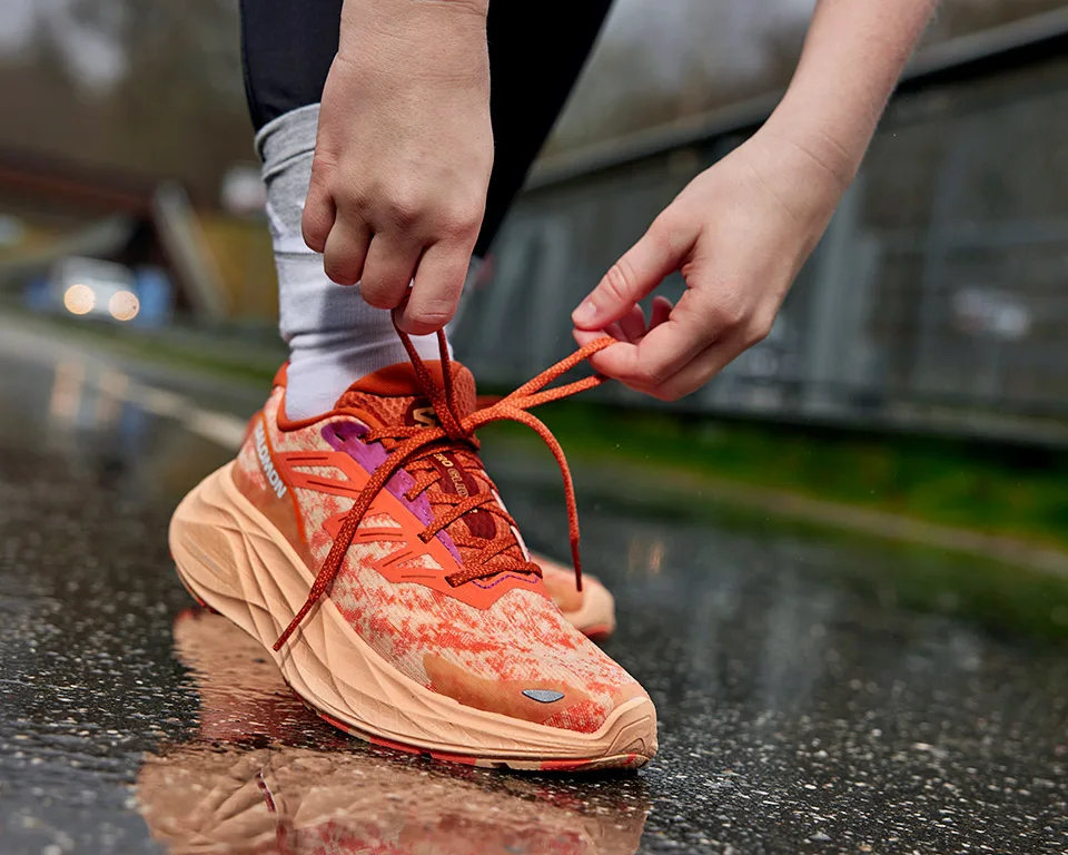 Orange Salomon Schuhe sind geschnürt