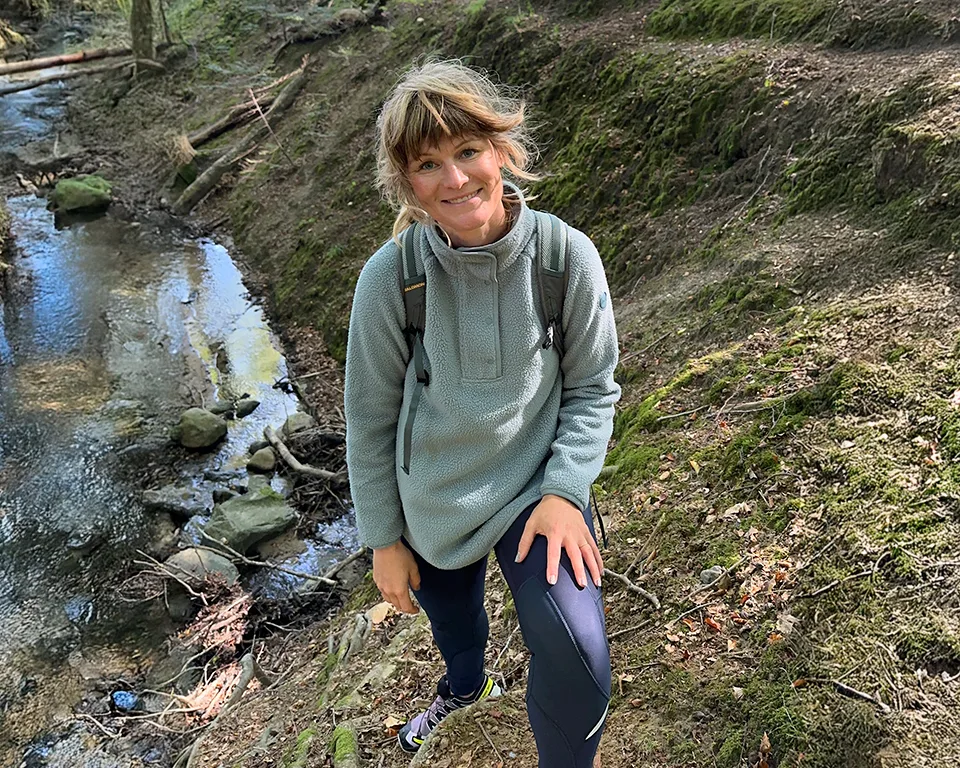 Billede 1 - outdoor - kvinde hiker i skov