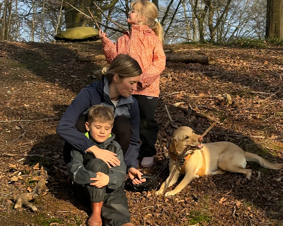 Billede 2 - outdoor - kvinde og børn i skoven