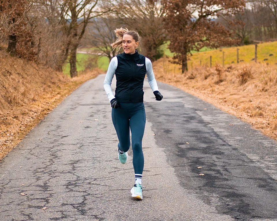 Billede 1 - træning - kvinde løber på sti