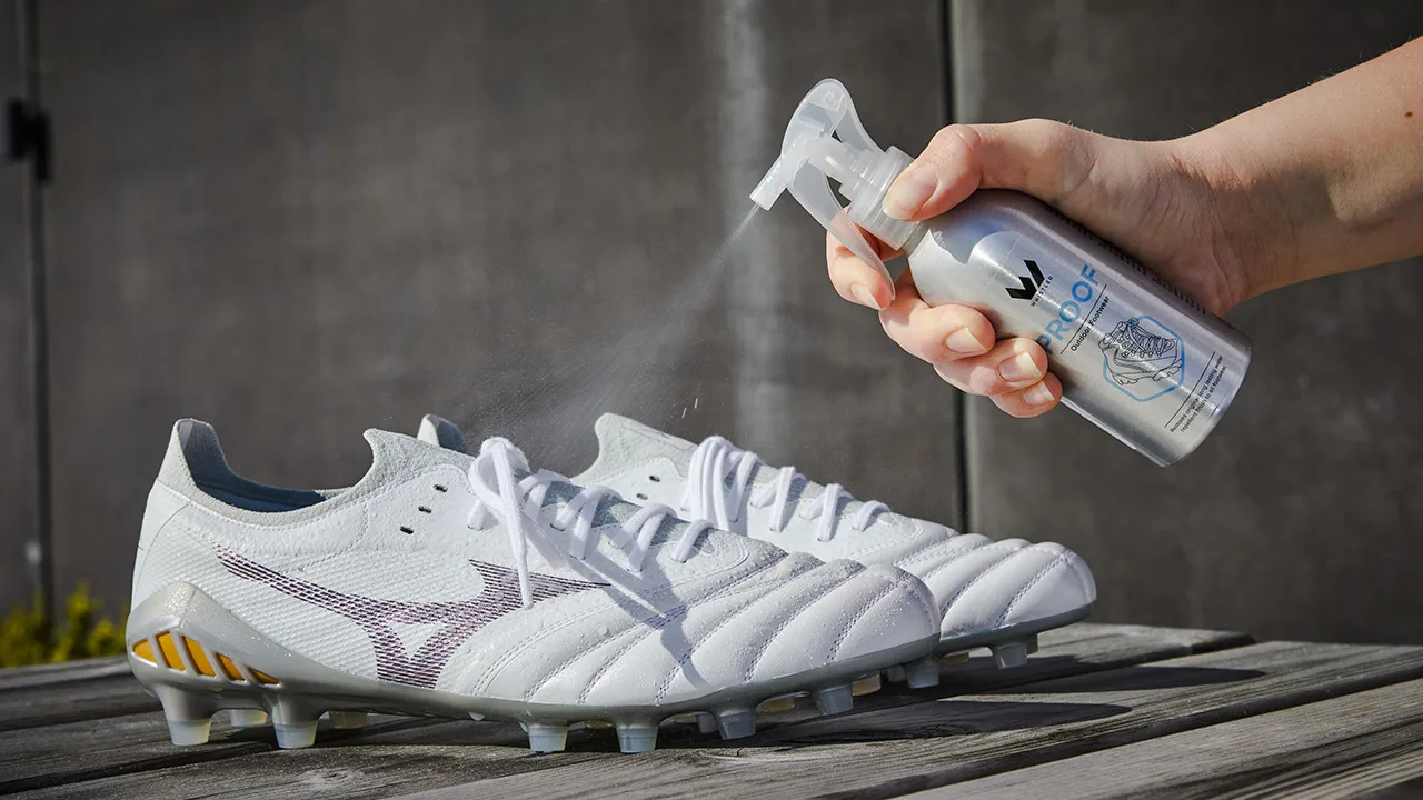 fotbollsskor sprayas med skyddsspray