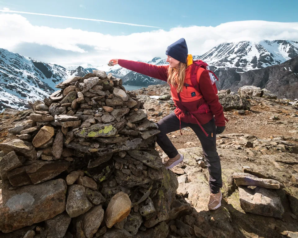 Marianne står ved stein