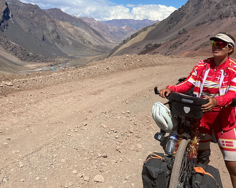 Bike-Girls machen eine Pause in den Bergen