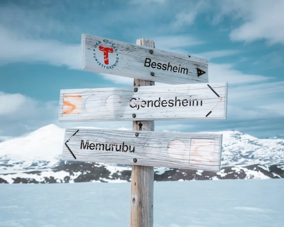 Skilt på vandretur i snø