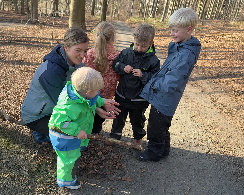 Billede 1 - outdoor - kvinde og børn i skoven