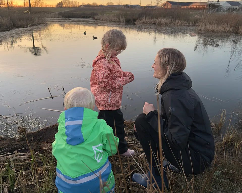 Billede 2 - træning - kvinde og børn ved sø