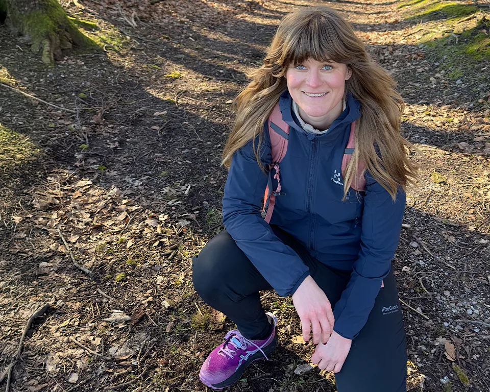 Billede 1 - outdoor - kvinde sidder i skoven