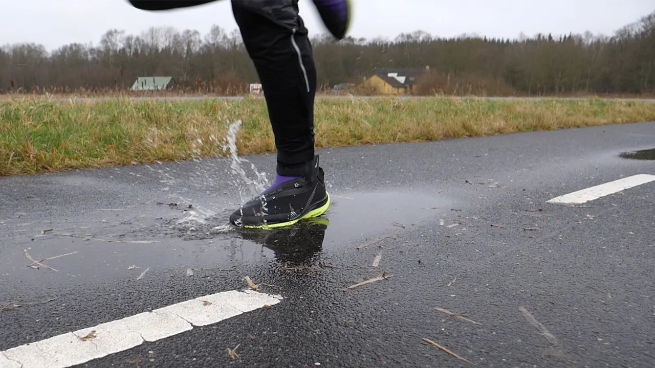 Loopschool gids schoenen in plas