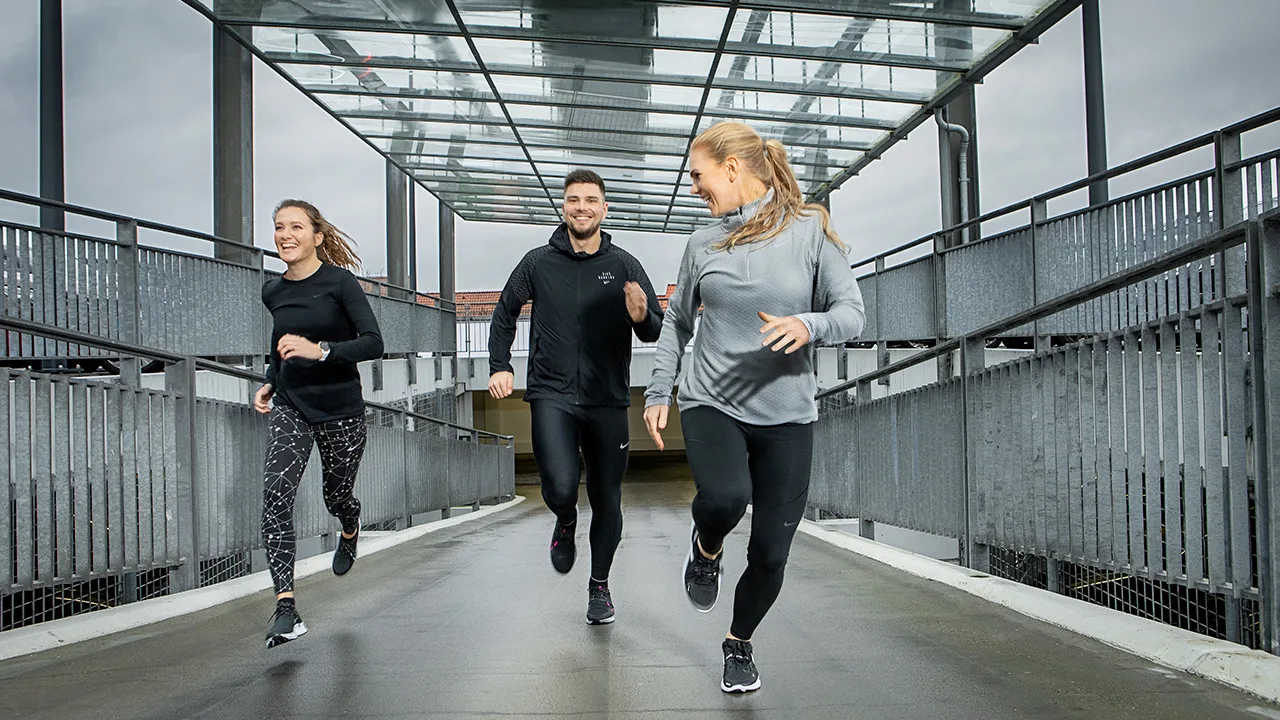 Drie mensen die rennen