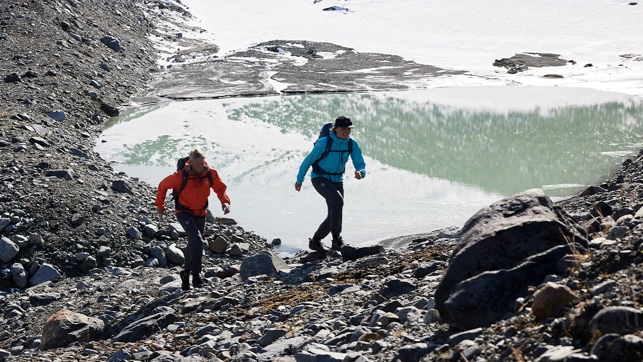 Haglöfs utendørsbekledning til fjellturer ved innsjø