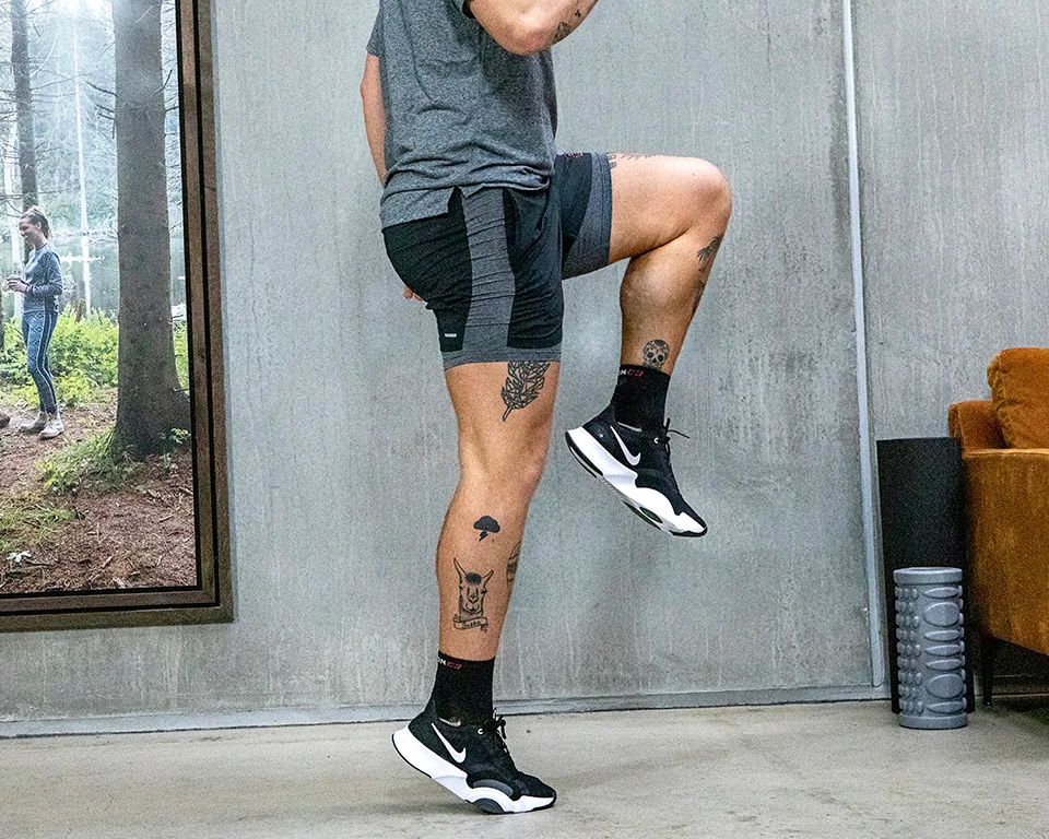 Høye kneløft - øvelse for oppvarming før løping.