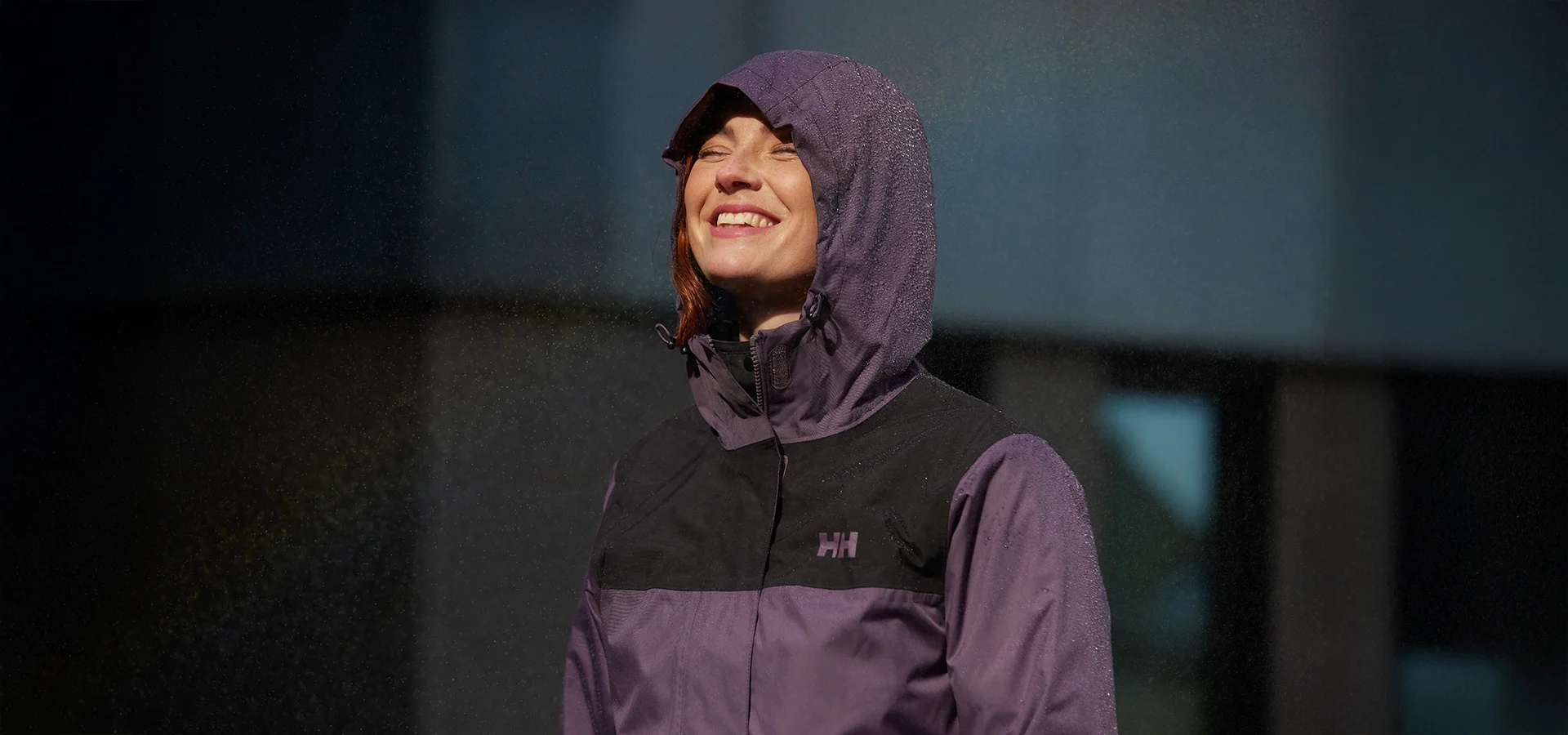 Topbillede - outdoor - kvinde i helly hansen regnjakke