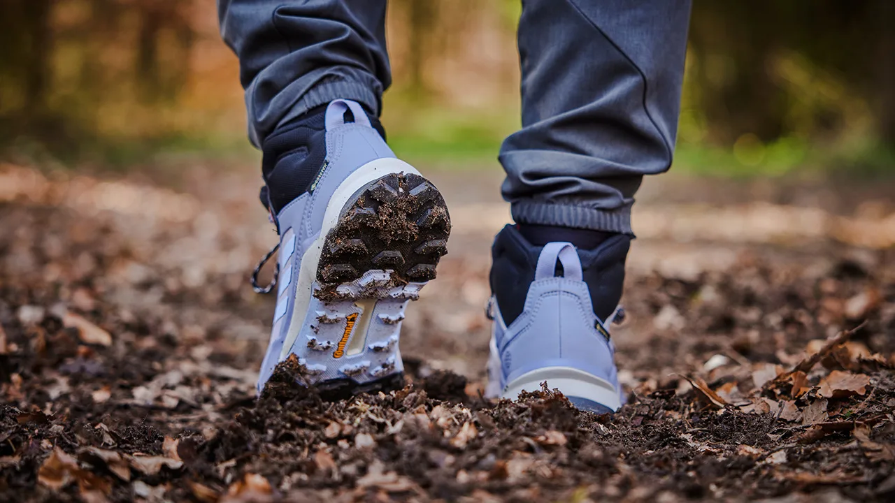 Wanderschuhe mit einem Hackenlaschen