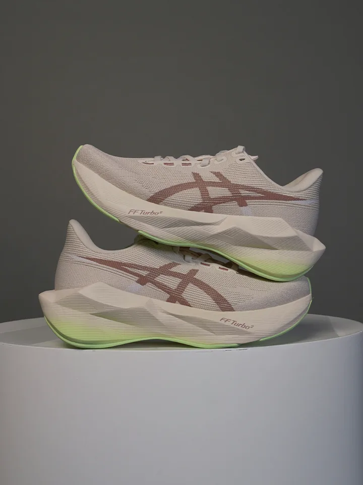 3x Tekst og billede - løbeunivers - Asics