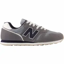 New Balance sneakers herre