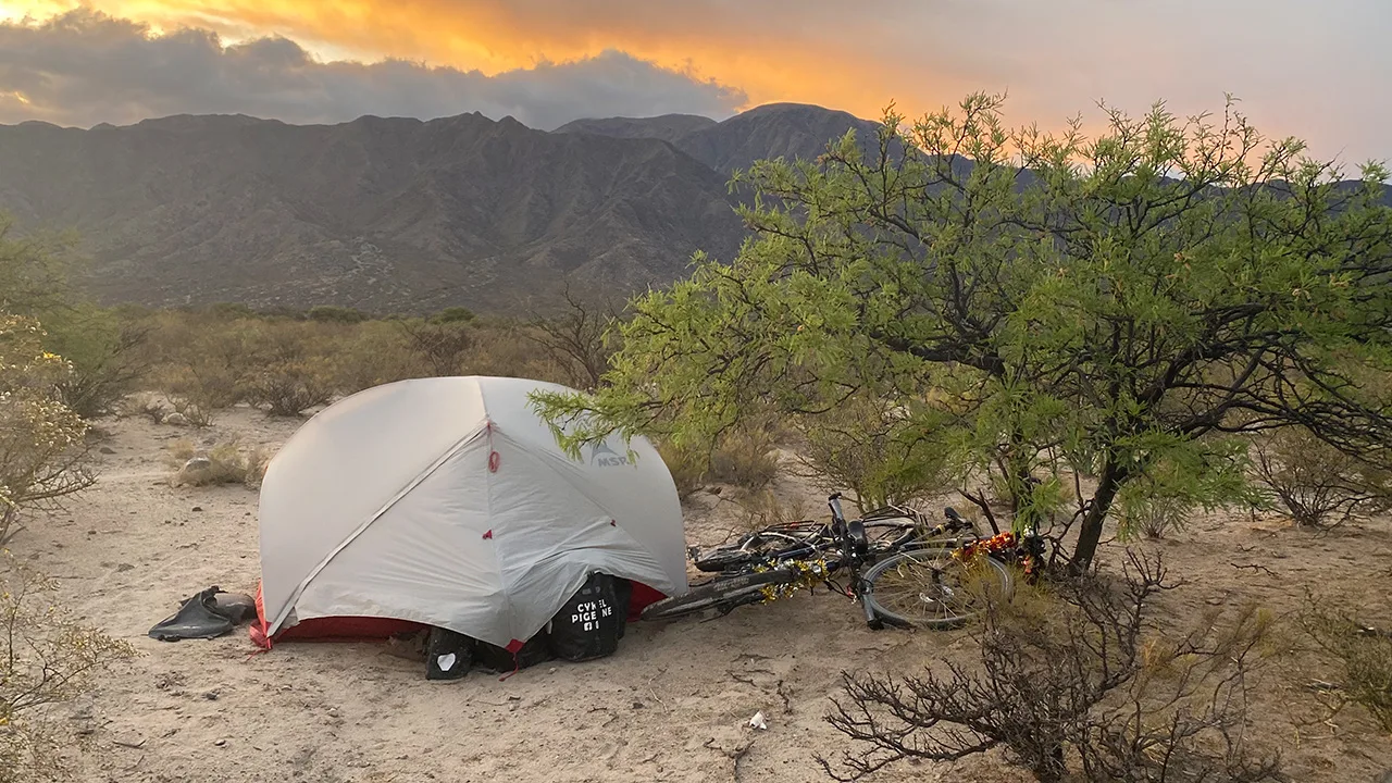 Bike Girls - Tent bij zonsondergang