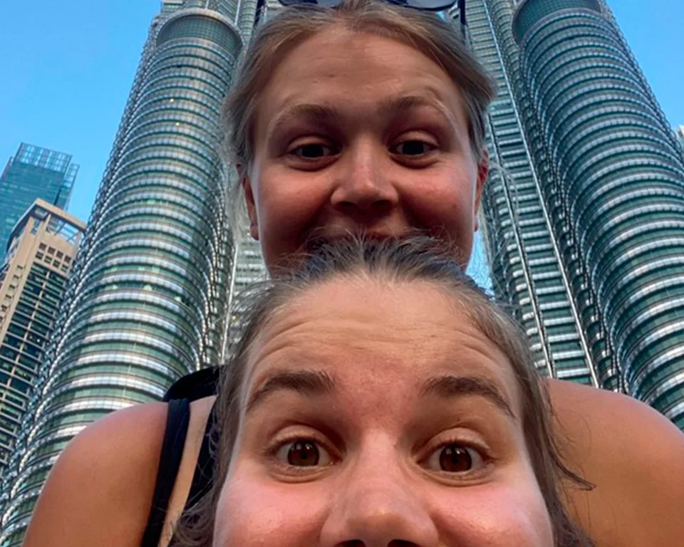 Fahrradreflektoren - Selfie vor dem Gebäude