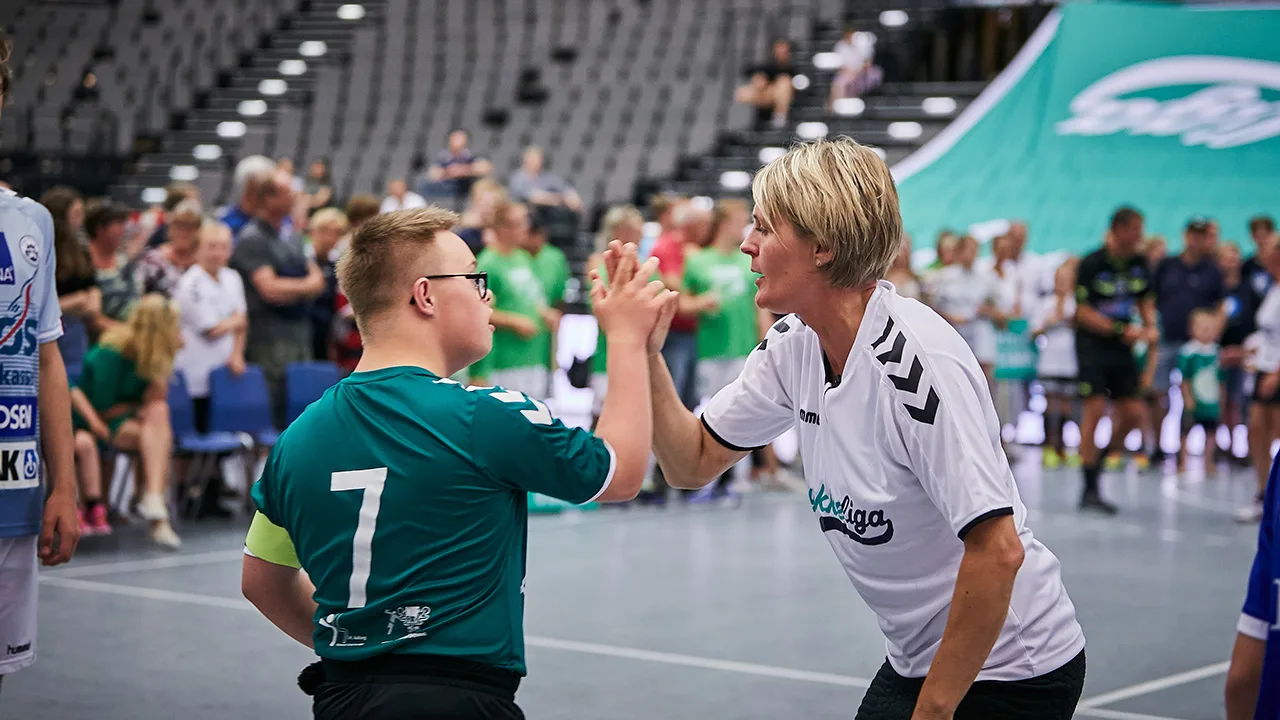 Lykkeliga High Five mit einem Trainer