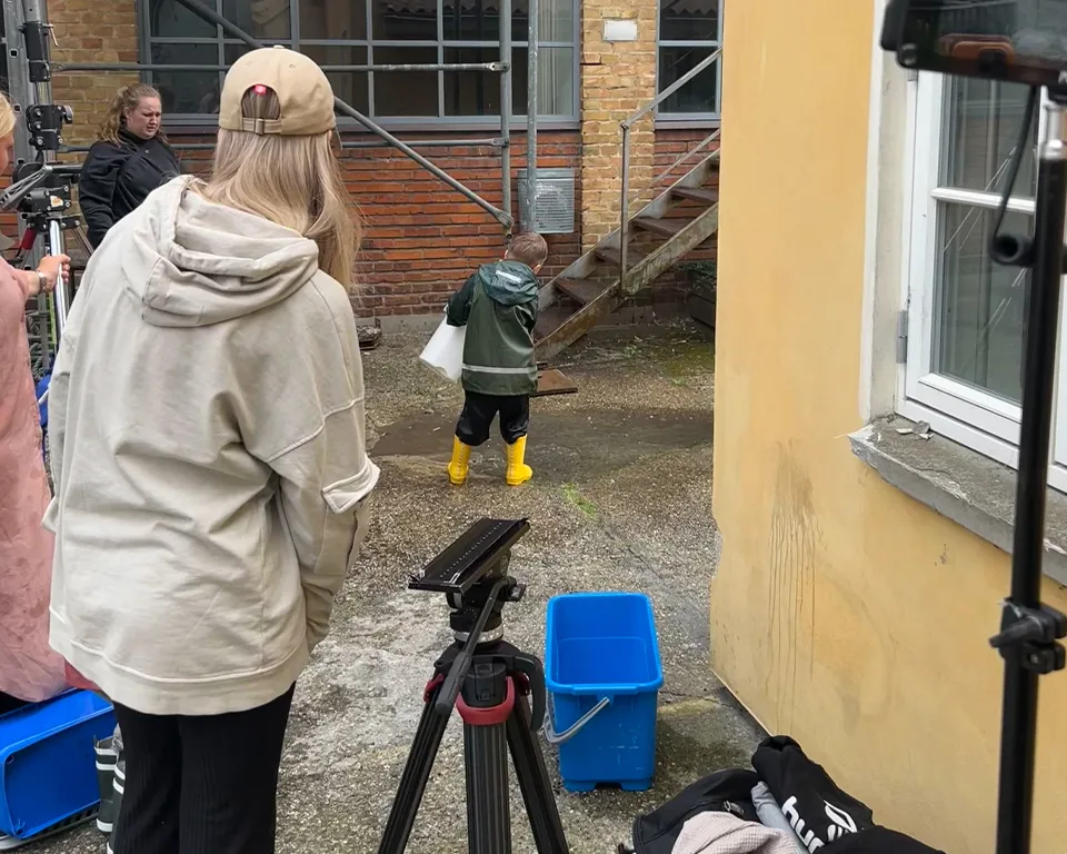 gutt med bøtte
