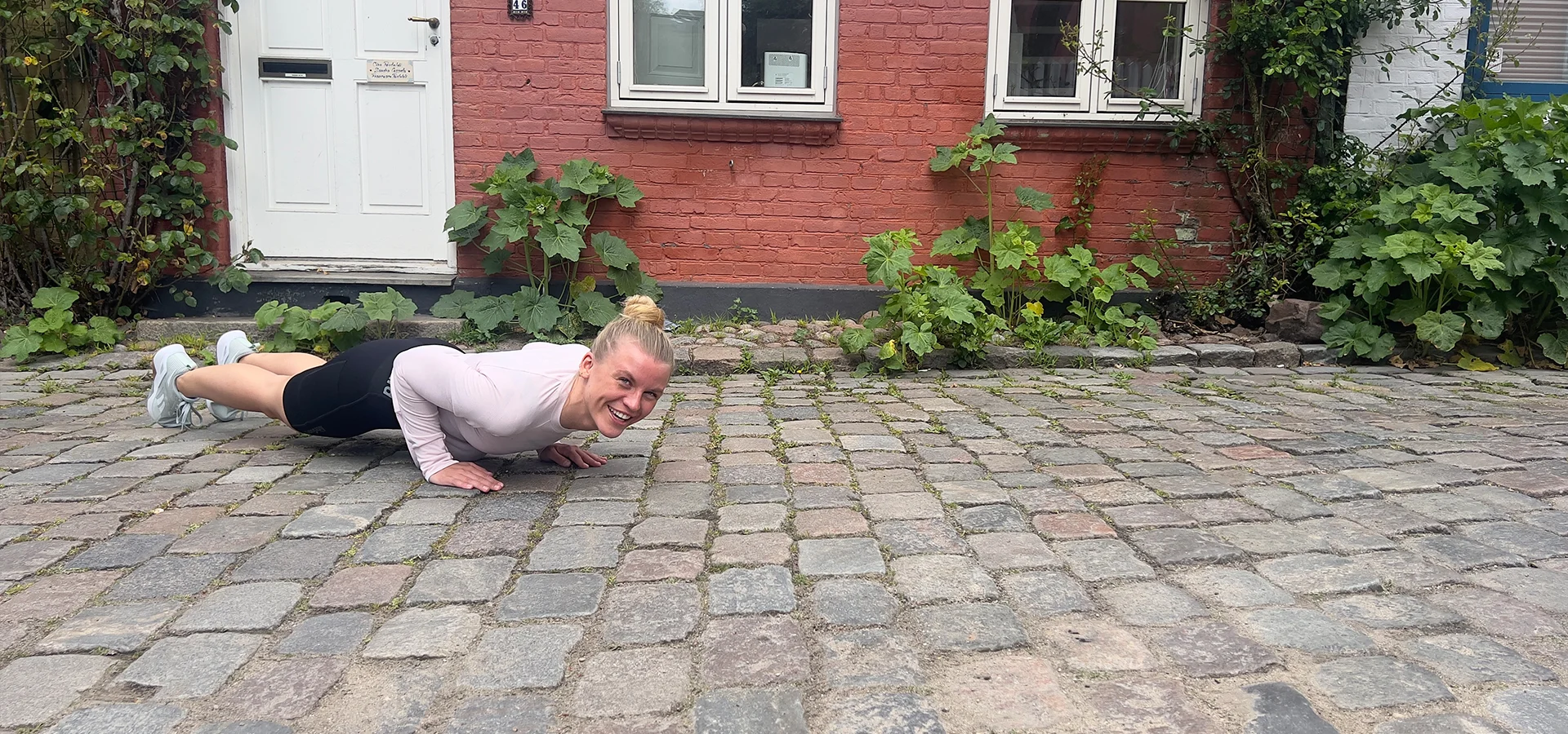 Topbillede - træning - kvinde udendørstræning