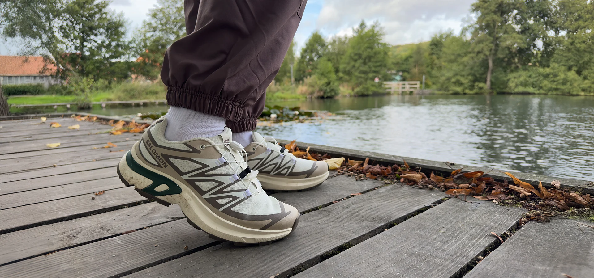 Vandre i sneakers – når går det?