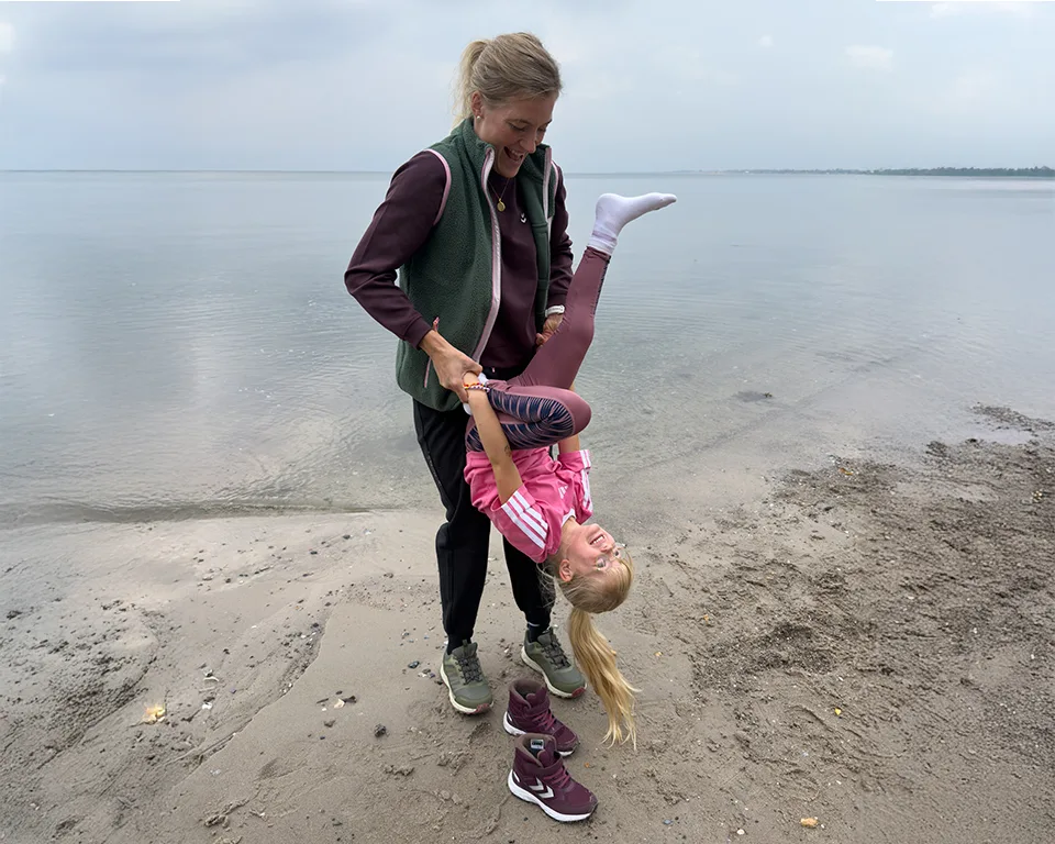 Billede 2 - outdoor - kvinde og barn ved stranden