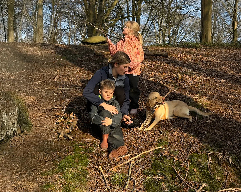 Billede 1 - træning - kvinde, hund og børn i skoven