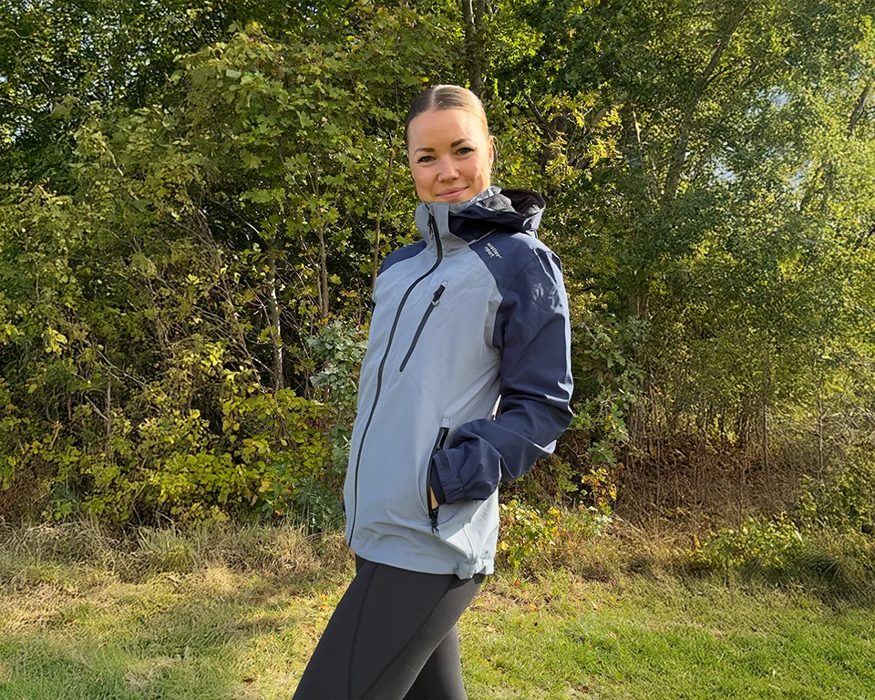 Billede 1 - Outdoor - kvinde i regnjakke