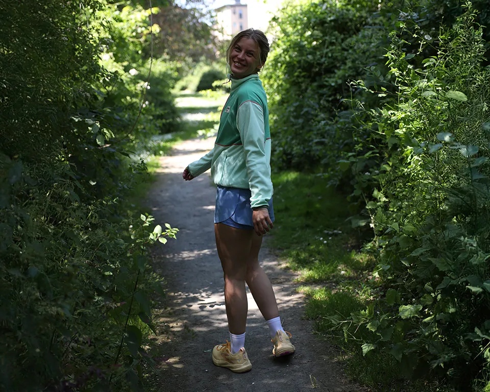 Billede 1 - Outdoor - kvinde på sti
