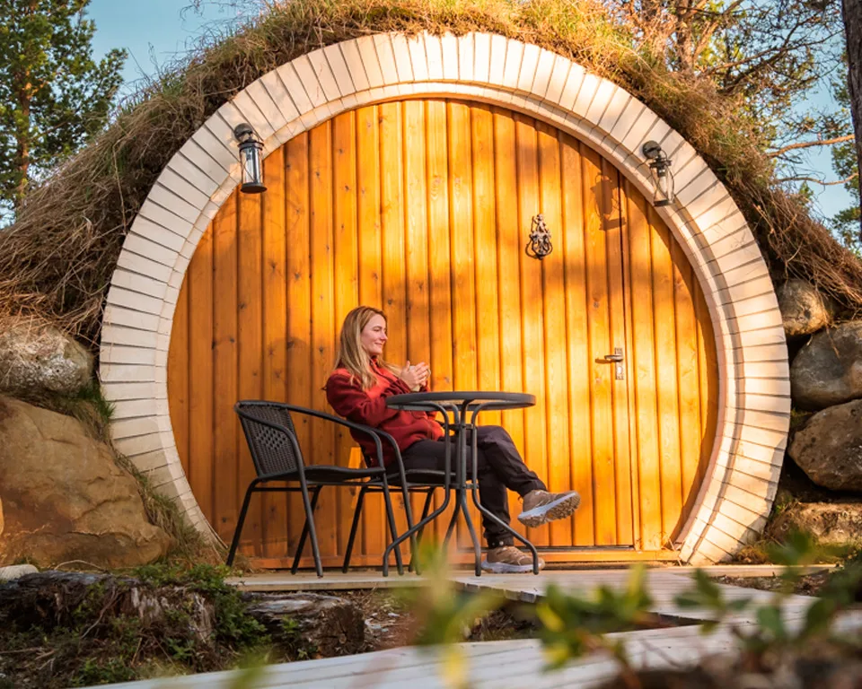 Marianne foran hytta