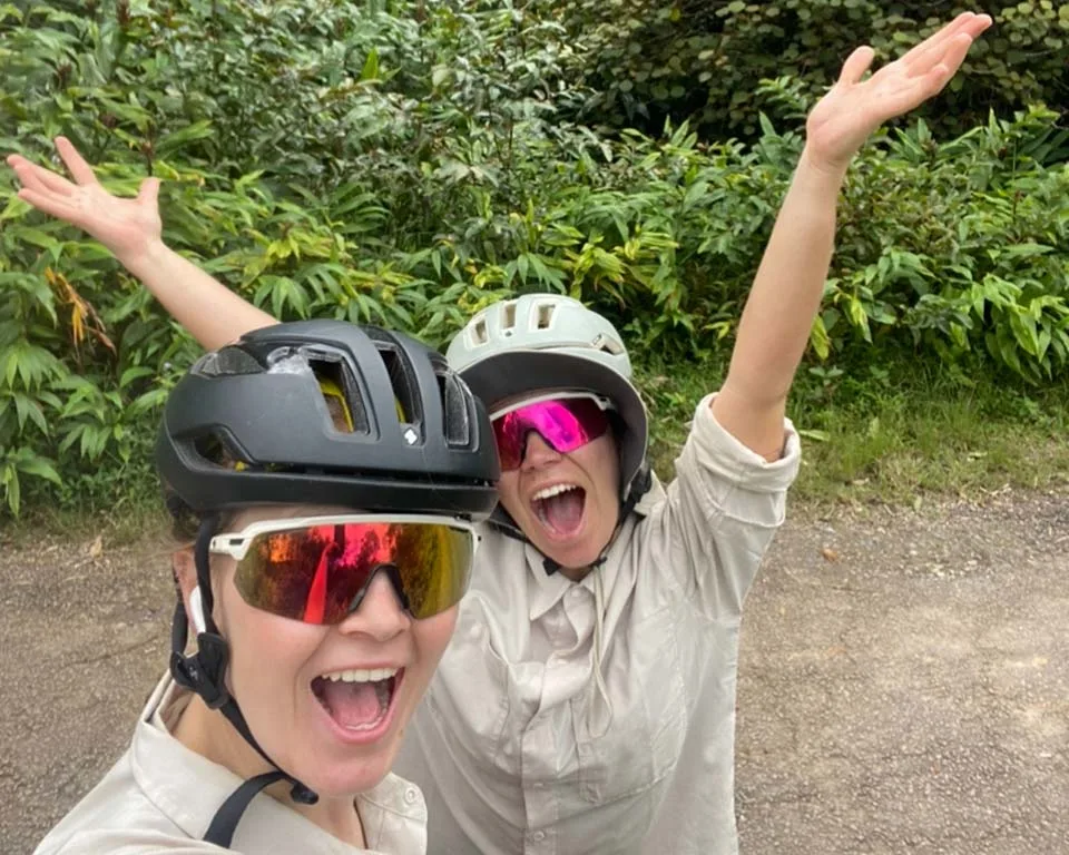 Bild på cykeltjejer med glasögon och cykelhjälm