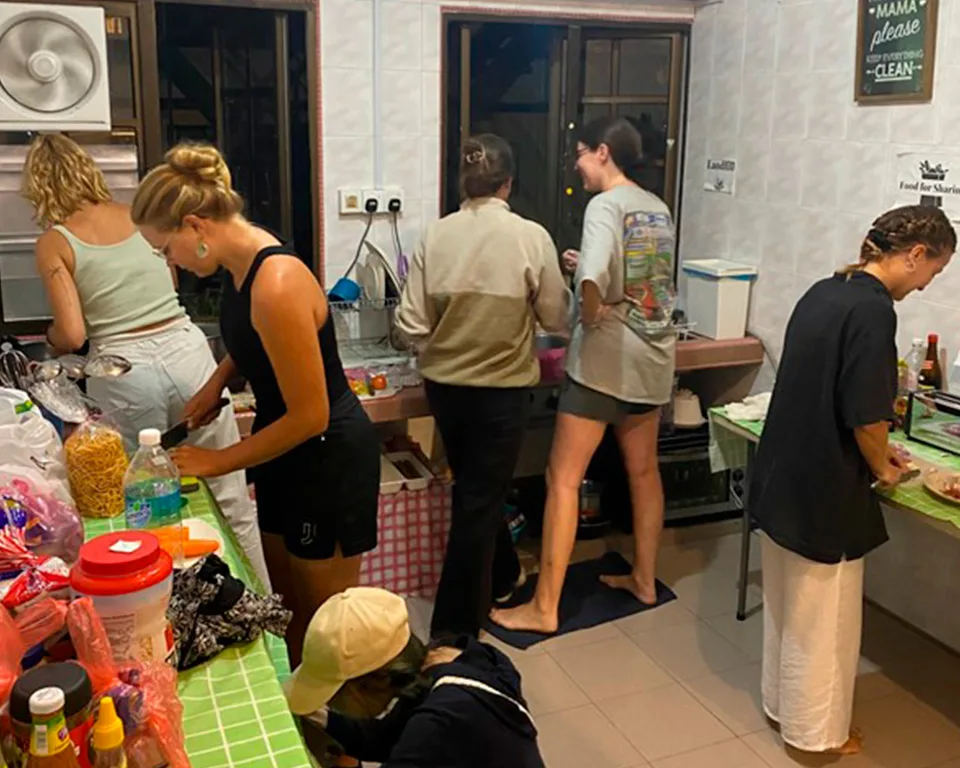 Bike Girls - Mädchen in der Küche beim Kochen