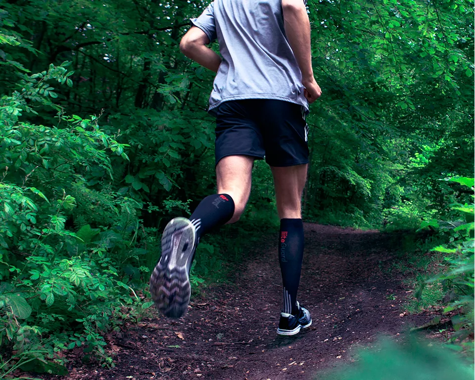 Liiteguard terrengløping i skogen