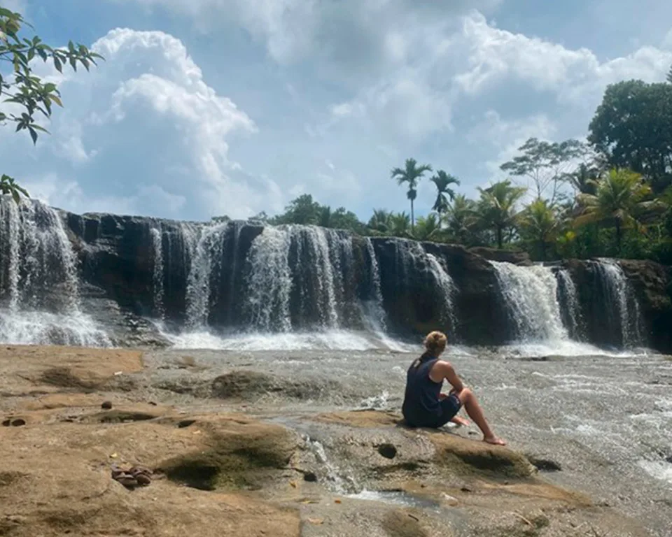 Bike Girls - Sitzend bei einem Wasserfall.