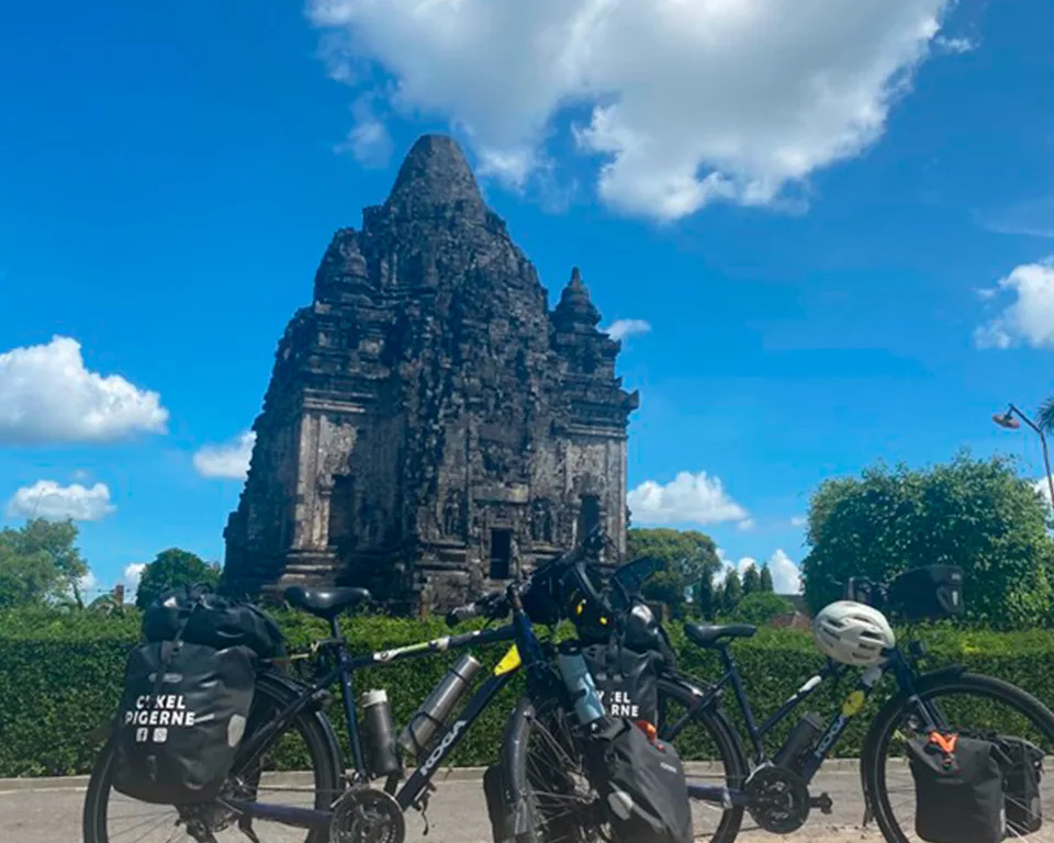 Bike Girls – Fahrräder vor dem Gebäude