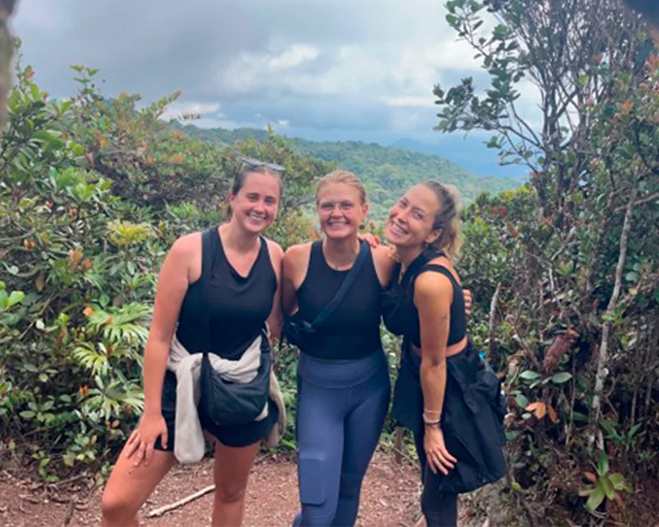 Bike Girls – Gruppenfoto vor einer Aussicht