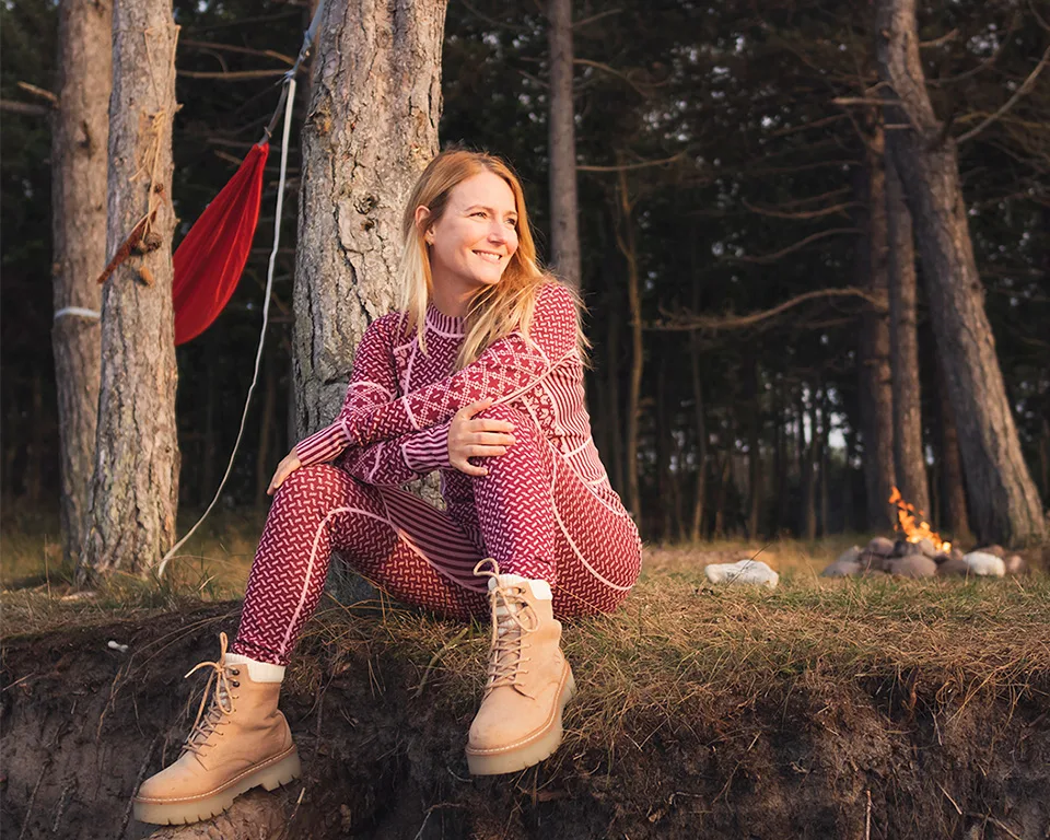 kari traa outdoor sitter på gresset