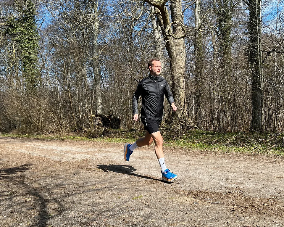 Mads løper på sti