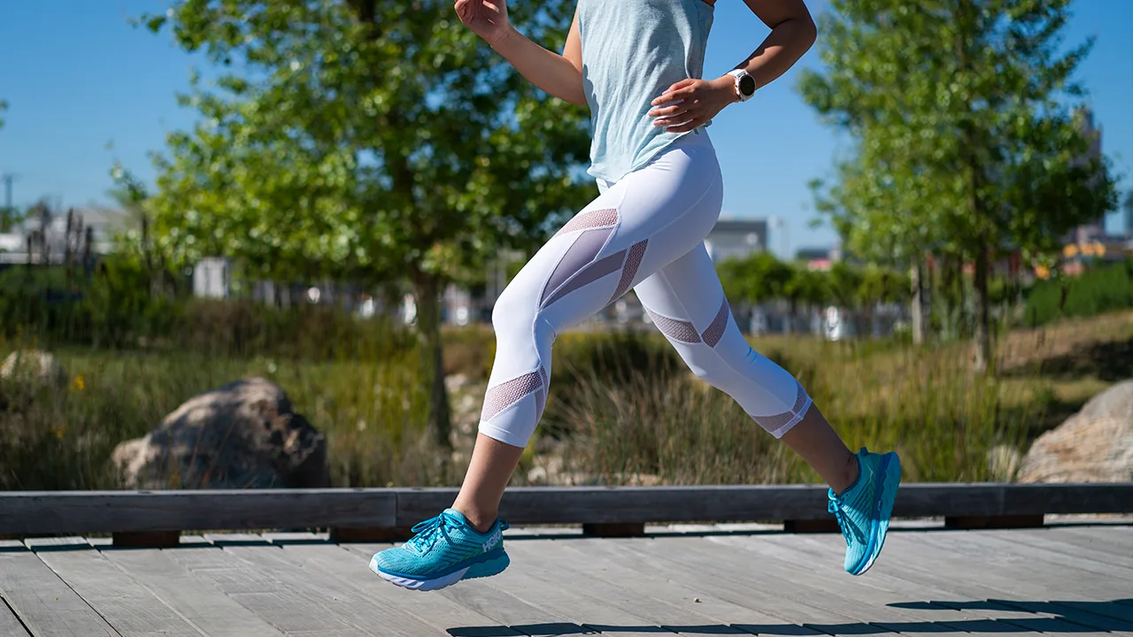 HOKA loopt naar links
