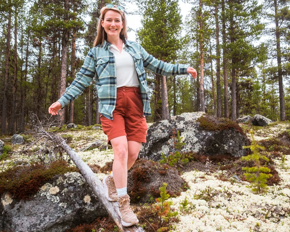 Marianne går på en trädstam.