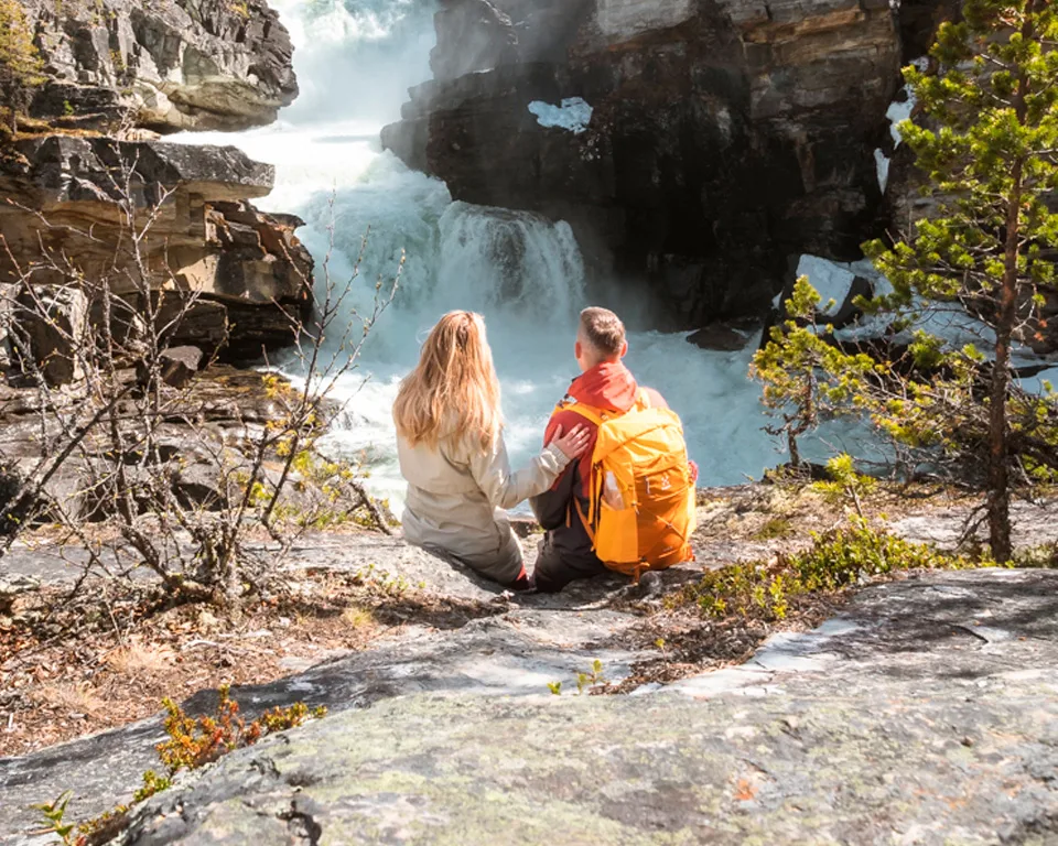 Daniel og Marianne ved fossefall