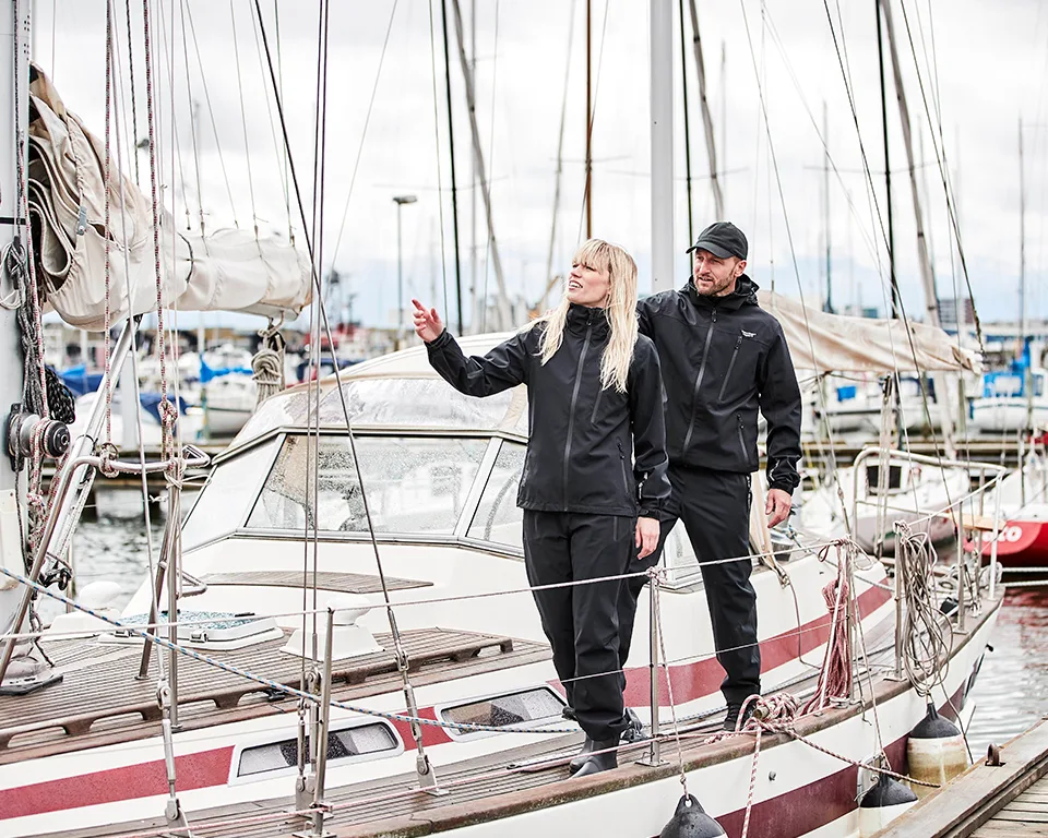 Zwei Menschen auf Boot