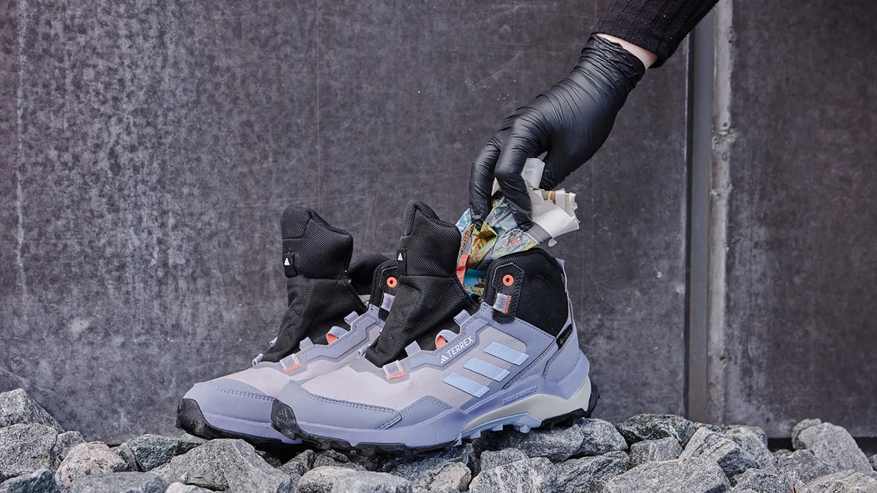 Wandelschoenen krant