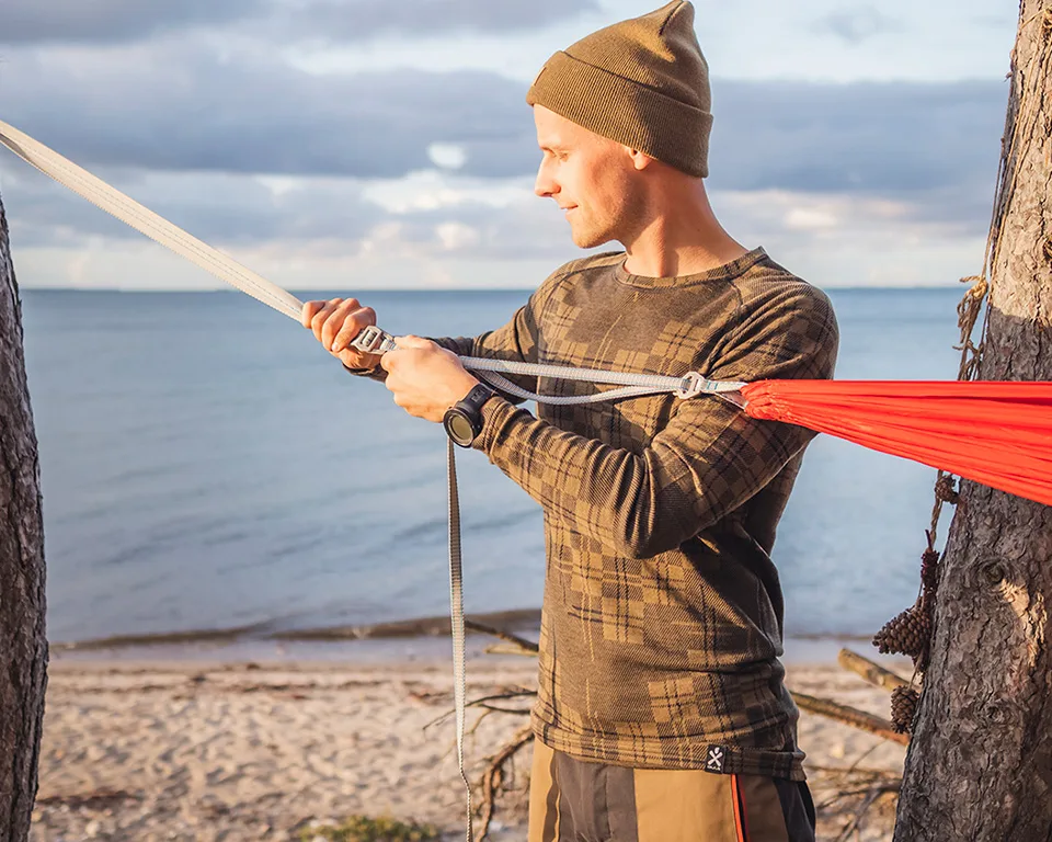 Bula utomhusmän som tittar ut över vattnet