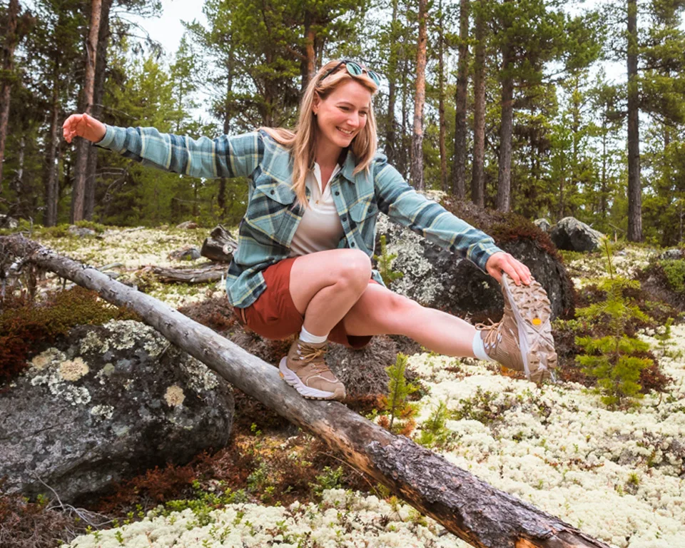 Marianne sitter på trestubb