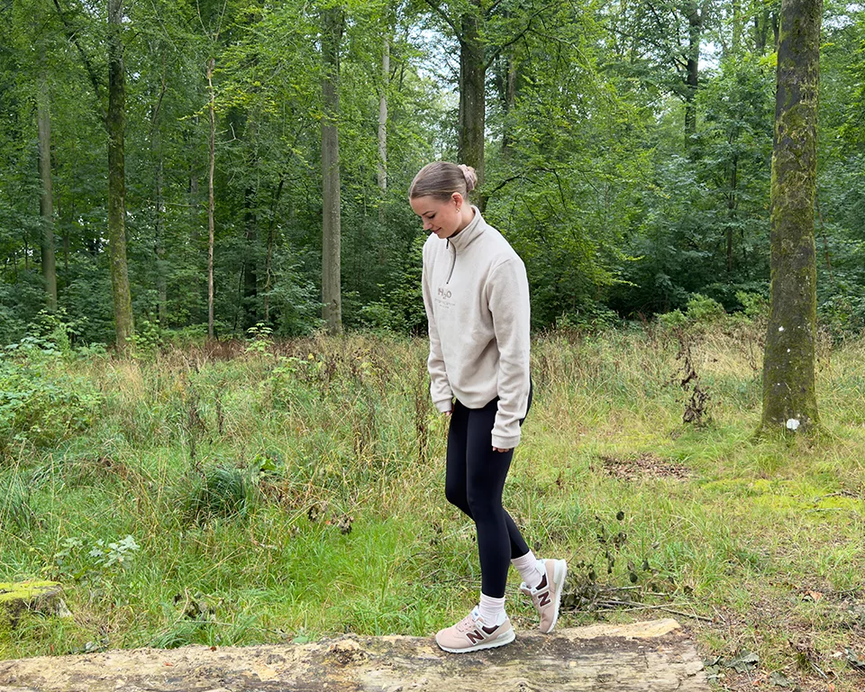 Billede 1 - Outdoor - kvinde går i skoven