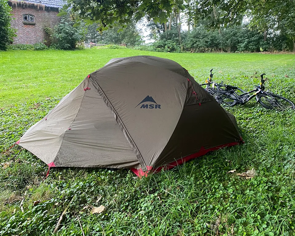 Fietspiggen tent op gras